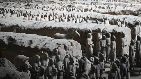 Zahlreiche Tonkrieger der Terrakotta-Armee stehen auf dem Areal des Mausoleums von Qin Shi Huangdi, des ersten Kaisers von China, in der Ausgrabungshalle Nummer eins.