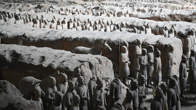 Zahlreiche Tonkrieger der Terrakotta-Armee stehen auf dem Areal des Mausoleums von Qin Shi Huangdi, des ersten Kaisers von China, in der Ausgrabungshalle Nummer eins.