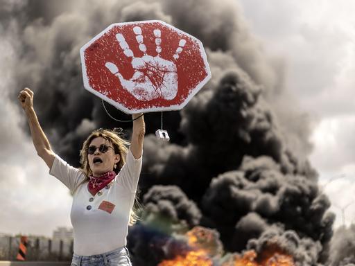 Israelische Demonstranten protestieren während einer Strassenblockade für eine Friedenslösung zur Freilassung israelischer Geiseln am 26. August 2025