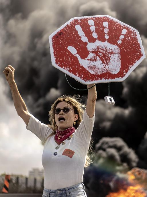 Israelische Demonstranten protestieren während einer Strassenblockade für eine Friedenslösung zur Freilassung israelischer Geiseln am 26. August 2025