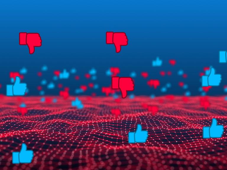 Social Media Symbole von Like und Dislike schweben verteilt über einer Matrix.