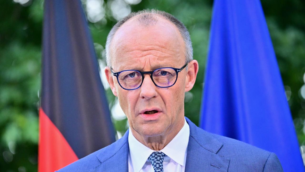 Bundeskanzler Friedrich Merz (CDU) bei der Pressekonferenz im Kanzleramt in Berlin vor der deutschland und der Europaflagge Bundeskanzler Friedrich Merz (CDU) bei der Pressekonferenz im Kanzleramt in Berlin vor der deutschland und der Europaflagge