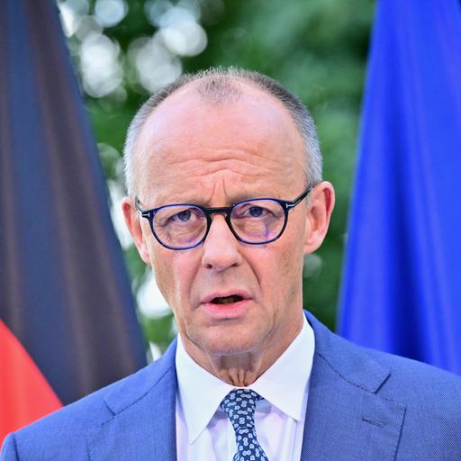 Das Bild zeigt Bundeskanzler Friedrich Merz (CDU) bei einer Pressekonferenz im Kanzleramt in Berlin.