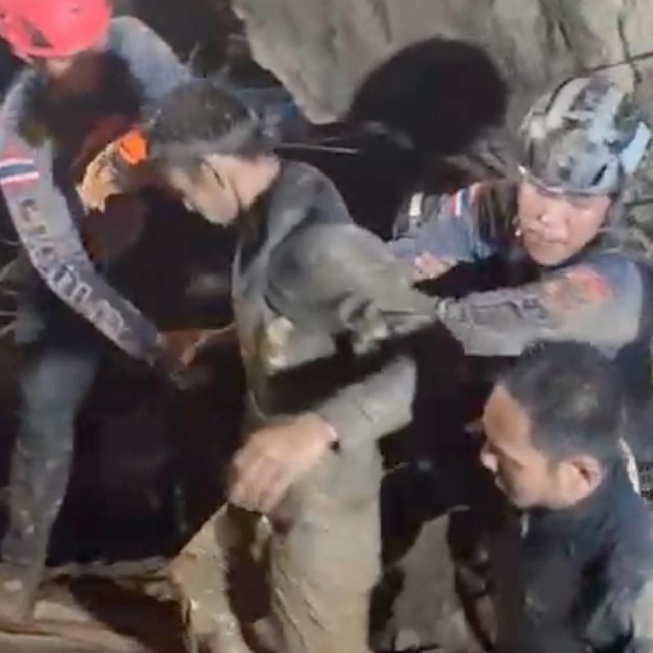 Dieses von der Association Of Volunteers For Lao People zur Verfügung gestellte Bild zeigt, wie Retter den ersten von fünf Dorfbewohnern (M) aus der Höhle bergen. Die Höhlenretter haben Helme und Spezialausrüstung.  