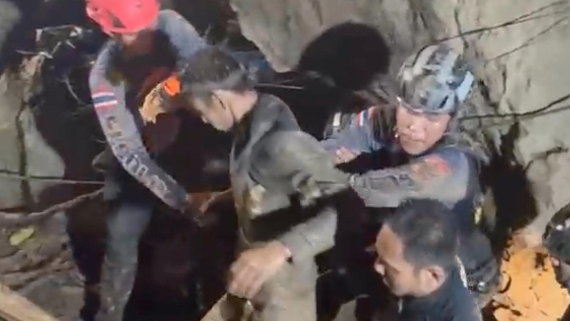Dieses von der Association Of Volunteers For Lao People zur Verfügung gestellte Video zeigt, wie Retter den ersten von fünf Dorfbewohnern (M) aus der Höhle bergen. Dieses von der Association Of Volunteers For Lao People zur Verfügung gestellte Video zeigt, wie Retter den ersten von fünf Dorfbewohnern (M) aus der Höhle bergen.