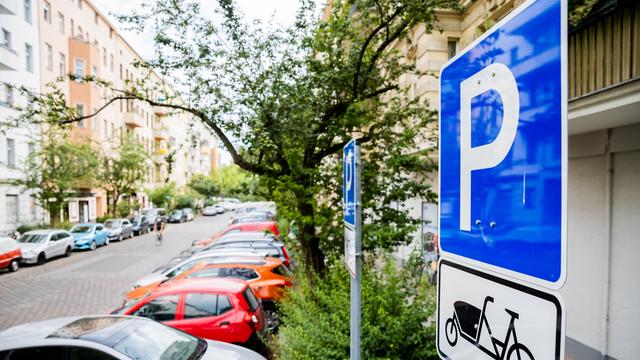 Ein Schild für einen Parkplatz für Lastenräder im Graefekiez im Berliner Stadtteil Kreuzberg ist vor einer Reihe parkender Autos zu sehen.