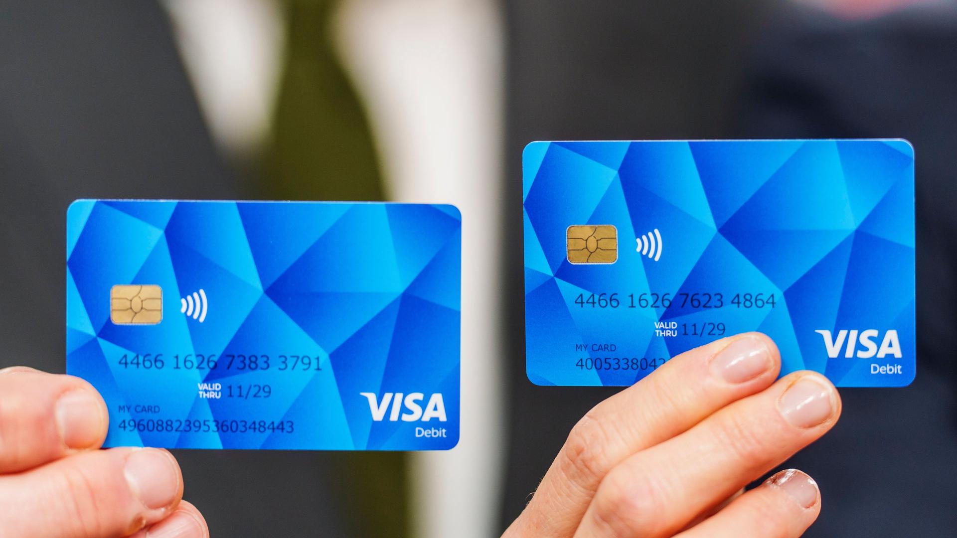 Eine blaue Karte mit Bank-Daten. So kann die Bezahl-Karte aussehen. Eine blaue Karte mit Bank-Daten. So kann die Bezahl-Karte aussehen.