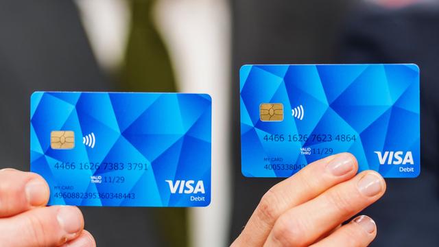 Eine blaue Karte mit Bank-Daten. So kann die Bezahl-Karte aussehen.