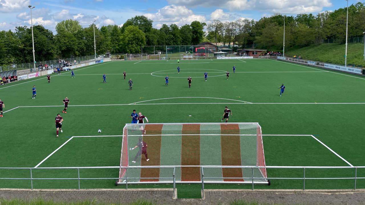 Zu sehen ist aus erhöhter Position das Derby zwischen SSV Eintracht Lommersum und Sportfreunde DHO.