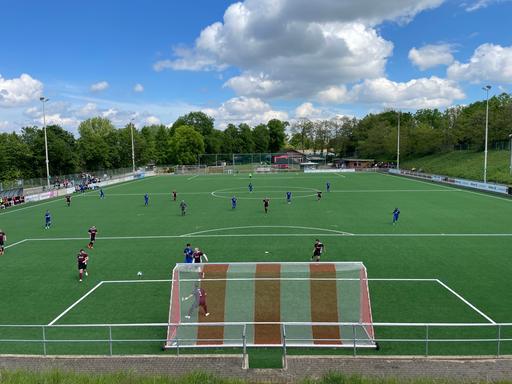 Zu sehen ist aus erhöhter Position das Derby zwischen SSV Eintracht Lommersum und Sportfreunde DHO.