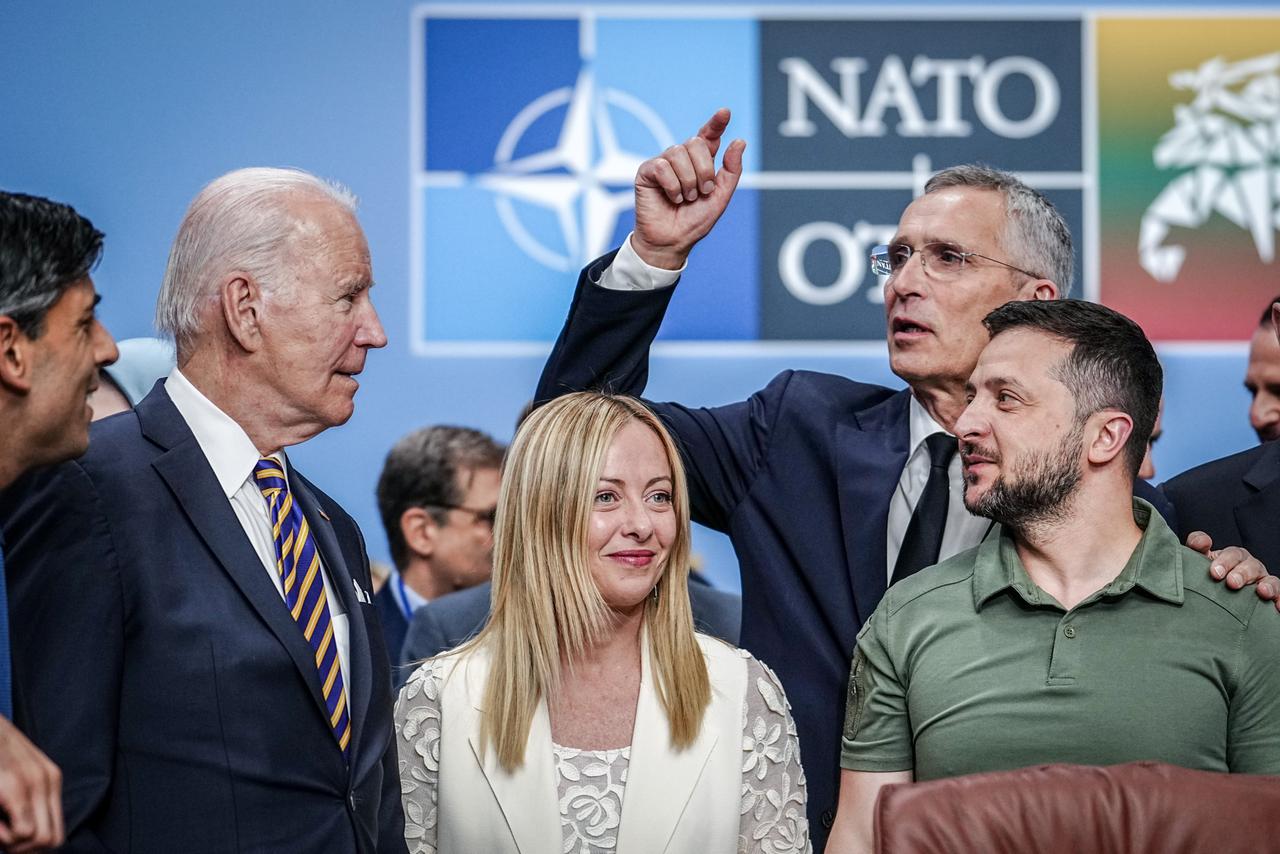 Auf dem NATO-Gipfel in Litauen: Der britische Premierminister Rishi Sunak (l-r), US-Präsident Joe Biden, Italiens Ministerpräsidentin Giorgia Meloni und NATO-Generalsekretär Jens Stoltenberg begrüßen Wolodymyr Selenskyj, Präsident der Ukraine