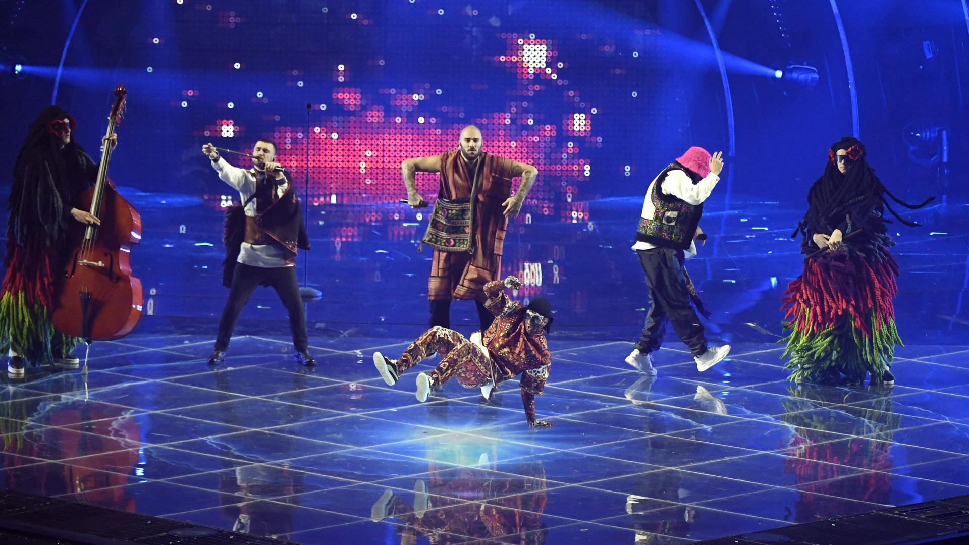 Die ukrainische Band Kalush Orchestra während ihres Auftrittes beim Halbfinale des Eurovision Song Contests 2022.  