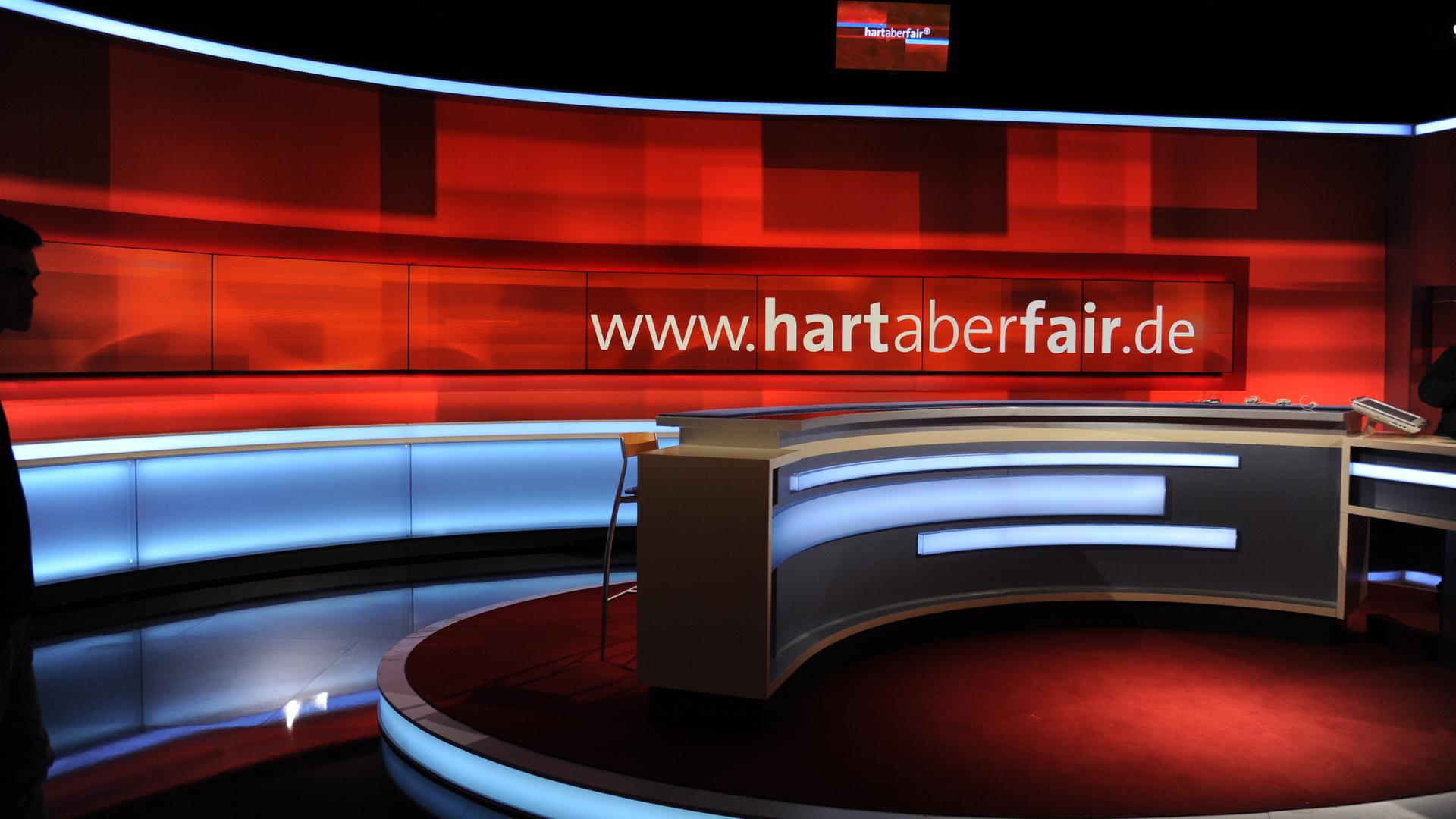 Das leere Panel in Studio der ARD Talkshow "Hart aber Fair".