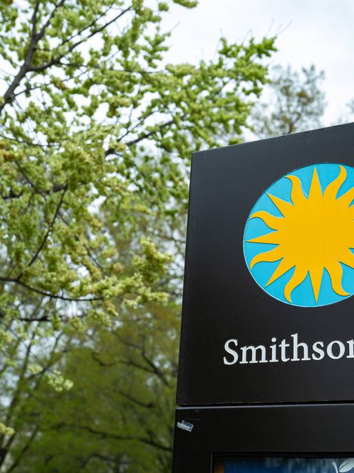 Ein Schild des Smithsonian in Washington, DC