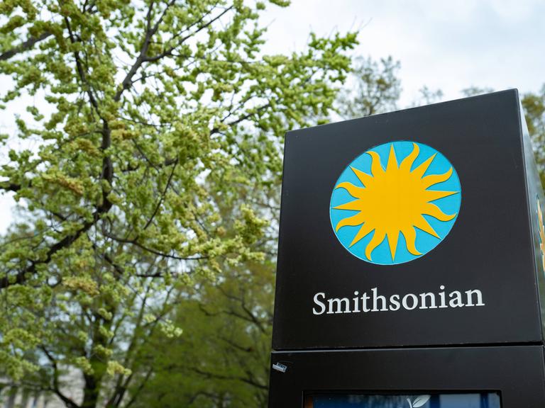 Ein Schild des Smithsonian in Washington, DC