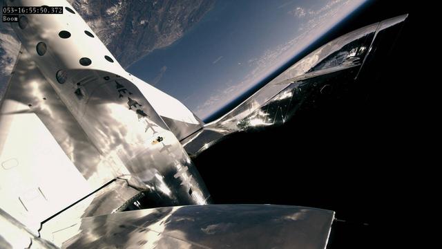 Das Weltraumflugzeug Unity von Virgin Galactic bei einem Testflug.