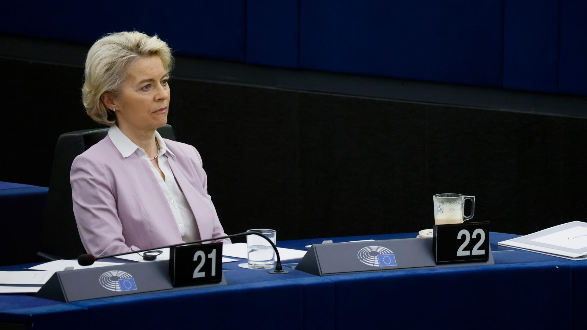Kommissionspräsidentin Ursula von der Leyen verfolgt eine Sitzung im Europäischen Parlament in Straßburg. Sie sitzt an ihrem Platz und schaut enttäuscht.