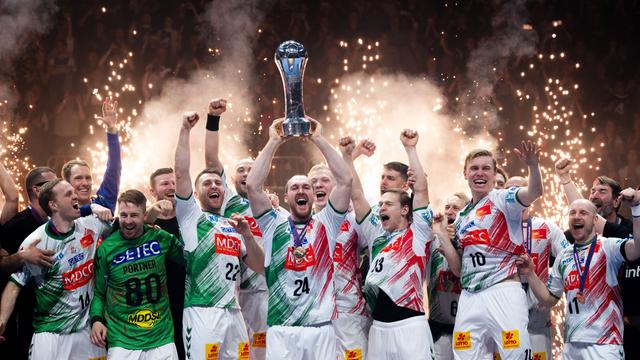 Die Magdeburger Spieler um Christian O'Sullivan feiern mit dem Pokal.