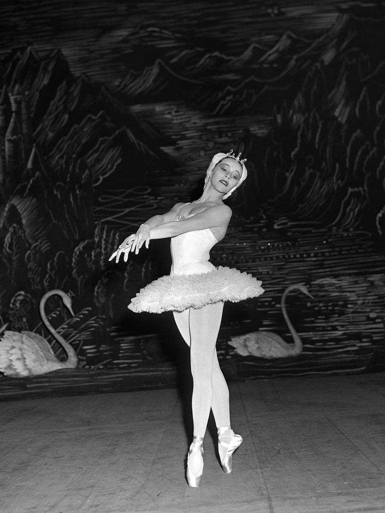 Eine Schwarz-Weiß-Fotografie der Primaballerina Maria Tallchief im New York City Ballet. Sie nimmt eine anmutige Pose ein, während sie Tschaikowsky's Schwanensee tanzt. Sie trägt Tutu und Spitzenschuhe. Im Hintergrund sind Schwäne an der Wand angemalt.