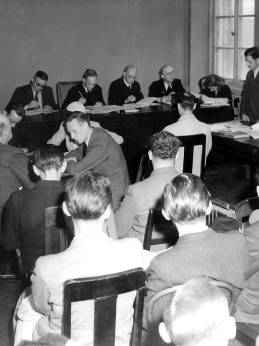 Im Gebäude des Amtsgerichts fand am 21. Mai 1946 die Eröffnung der Spruchkammer in Frankfurt am Main statt. Rechts stehend der öffentliche Ankläger, Oberregierungsrat Walter Joachim Oppenheimer. Die Einrichtung der deutschen Spruchkammern hatte die Entnazifizierung zum Ziel.