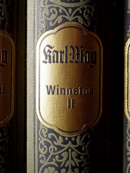 Winnetou-Bücher stehen in einem Regal des Karl-May-Verlags