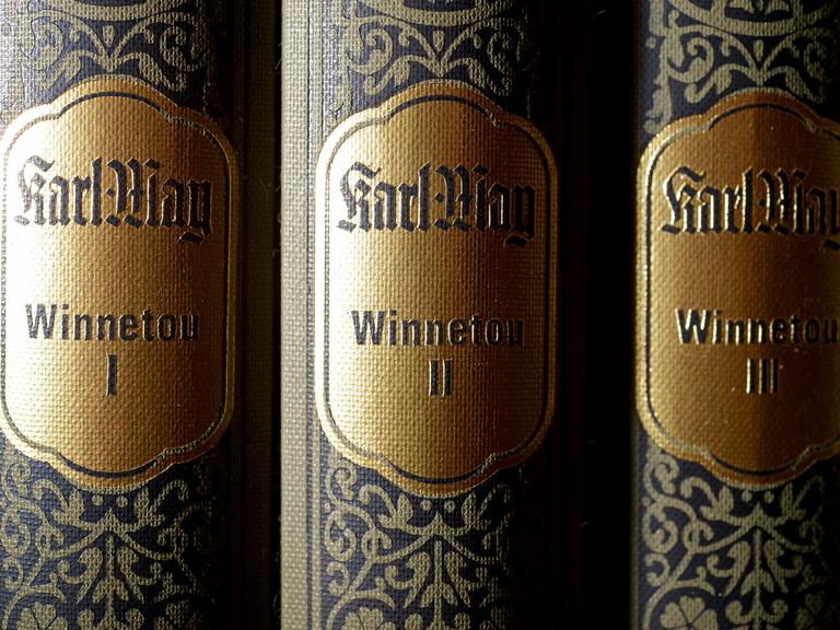 Winnetou-Bücher stehen in einem Regal des Karl-May-Verlags