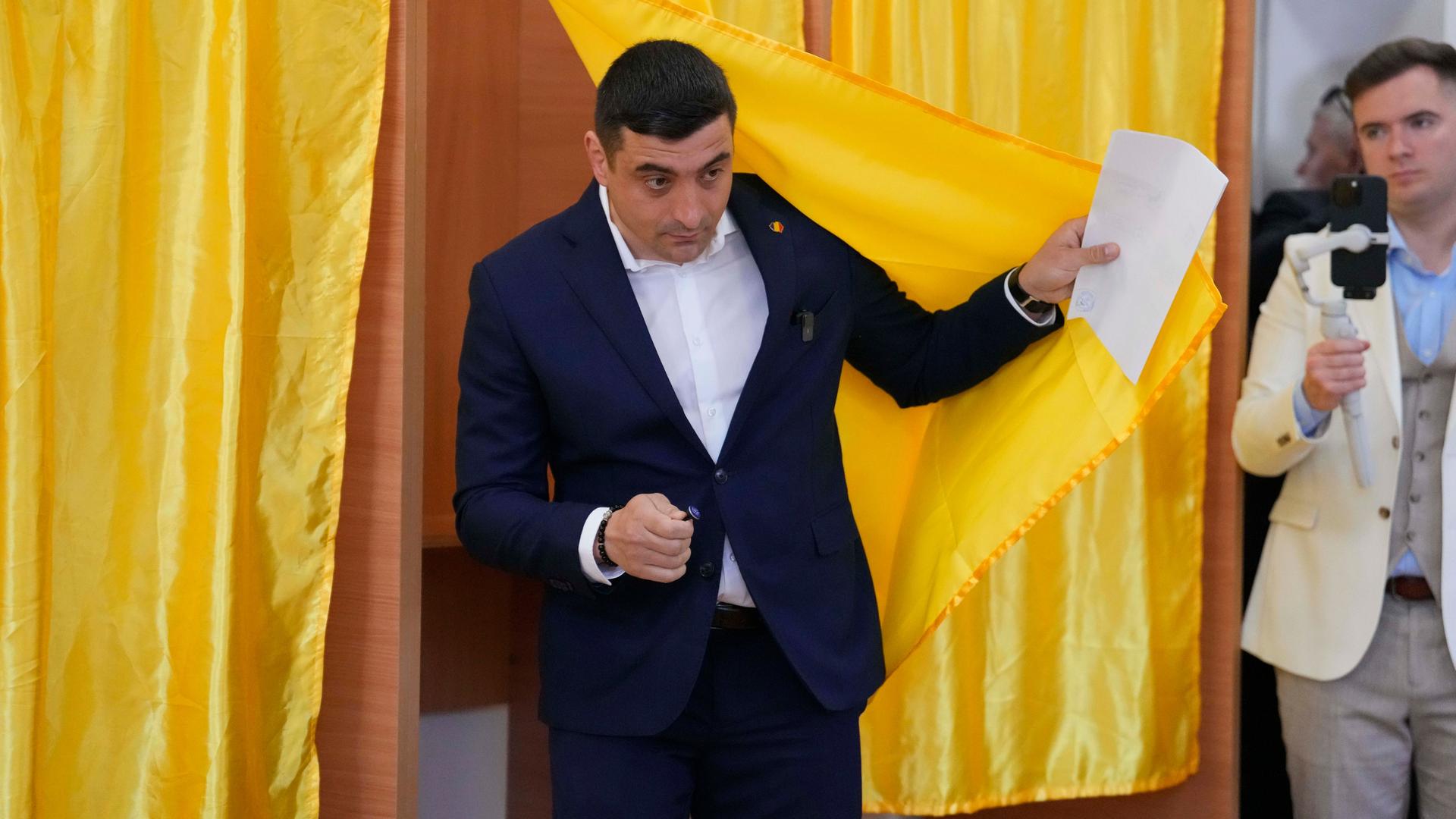 Rumänien, Bukarest: Präsidentschaftskandidat George Simion verlässt eine Wahlkabine, bevor er seine Stimme in der ersten Runde der Präsidentschaftswahlen abgibt. Rumänien, Bukarest: Präsidentschaftskandidat George Simion verlässt eine Wahlkabine, bevor er seine Stimme in der ersten Runde der Präsidentschaftswahlen abgibt.