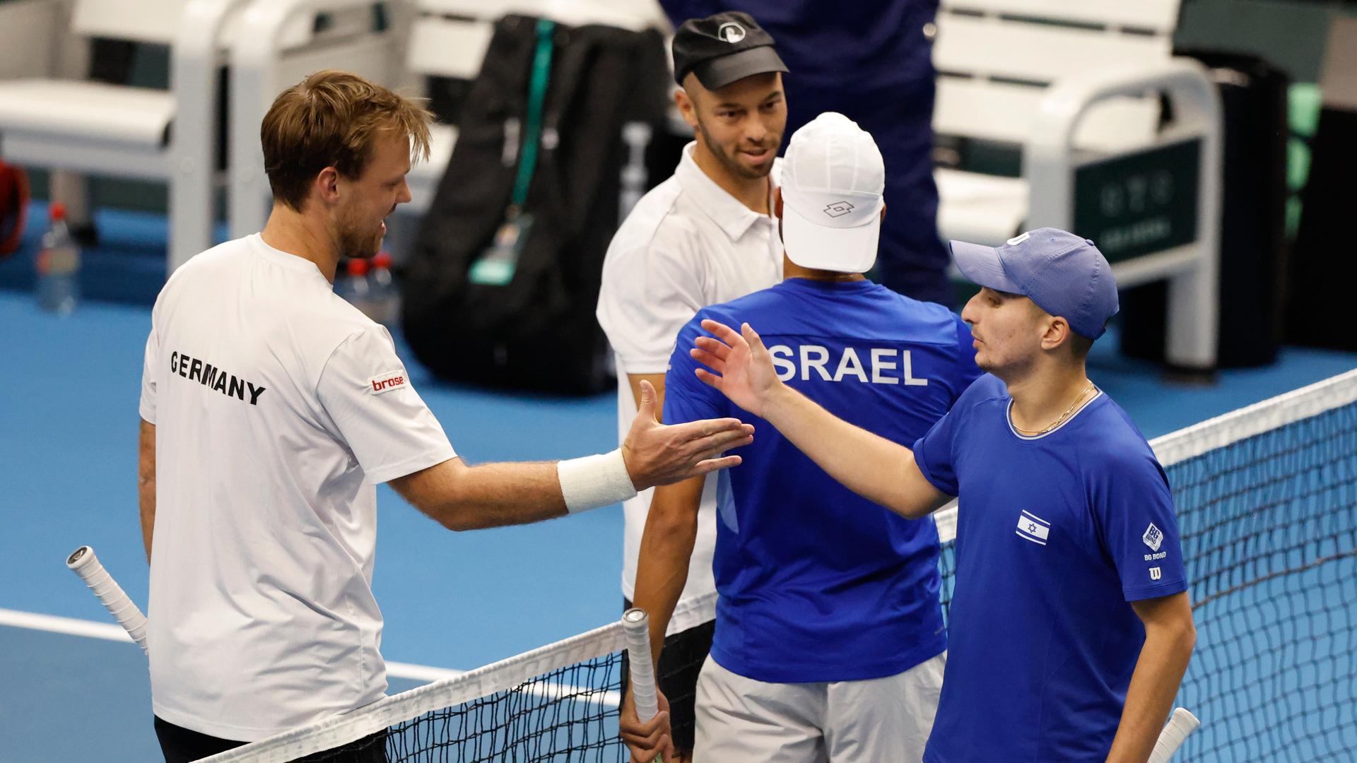 Kevin Krawietz und Tim Pütz (Deutschland), Daniel Cukierman und Amit Vales (Israel) schütteln sich nach dem Match die Hände.