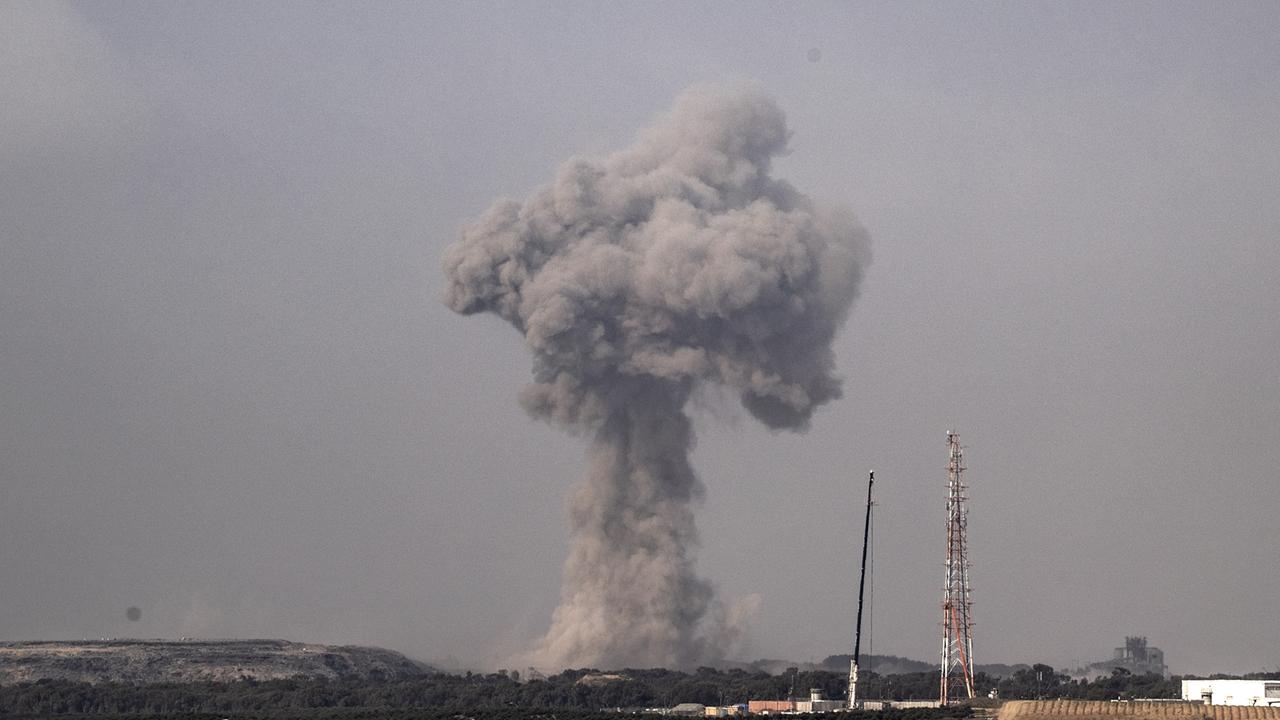 Rauch steugt nach einer Explosion in Gaza Stadt auf.