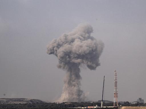 Rauch steugt nach einer Explosion in Gaza Stadt auf.