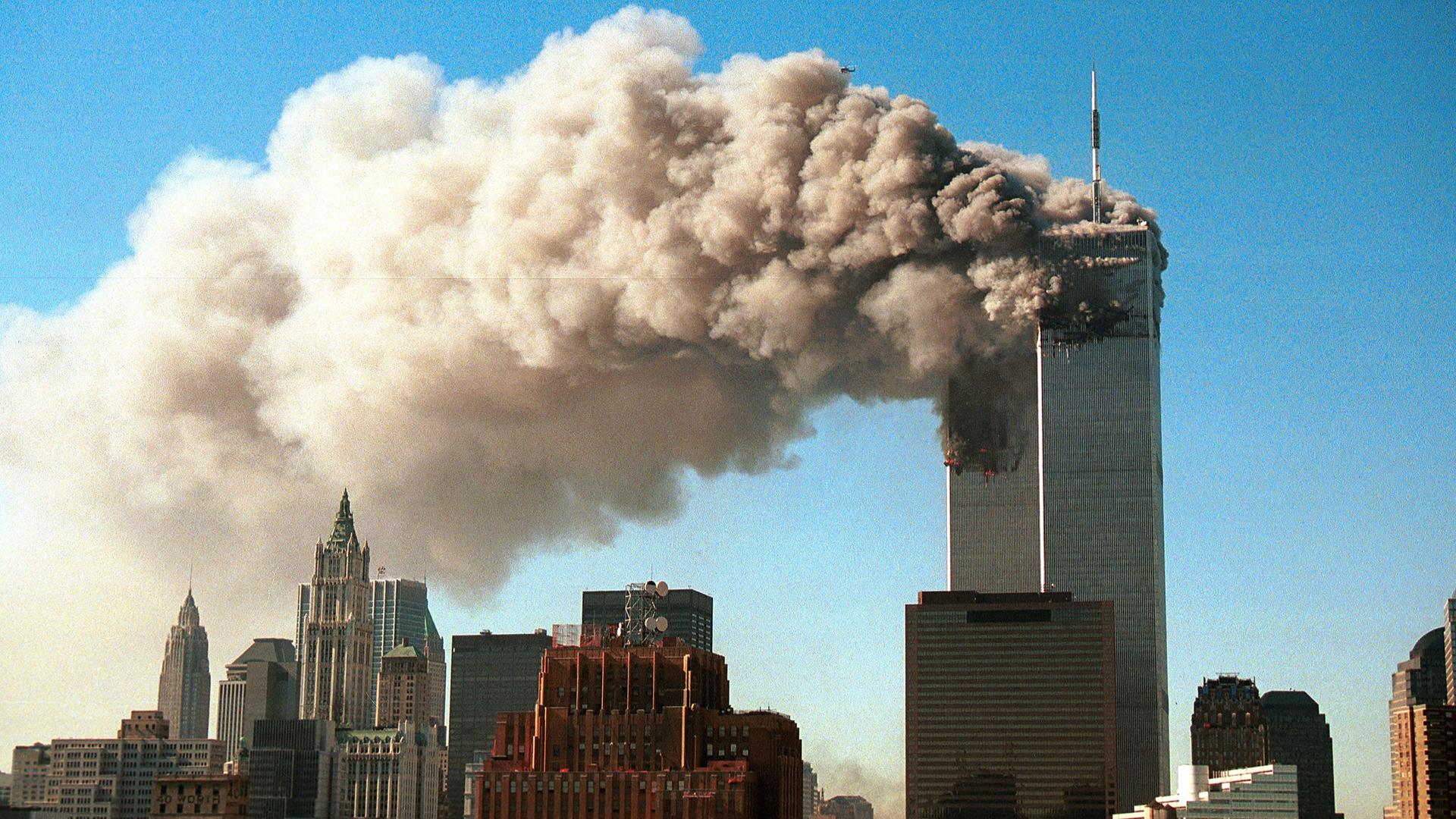 Eine Rauchwolke steigt aus dem getroffenen World Trade Center auf.