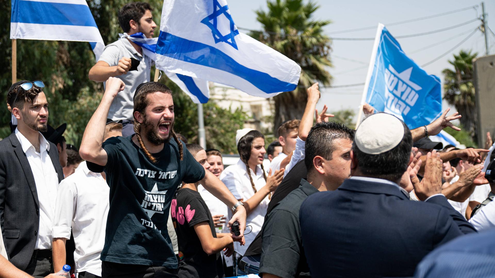 Jüdisch-orthodoxe Teenager jubeln Itamar Ben-Gvir zu, dem Vorsitzenden der rechtsextremen Partei "Otzma Jehudit"
