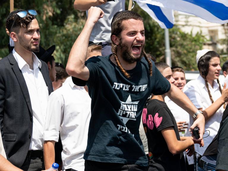 Jüdisch-orthodoxe Teenager jubeln Itamar Ben-Gvir zu, dem Vorsitzenden der rechtsextremen Partei "Otzma Jehudit"