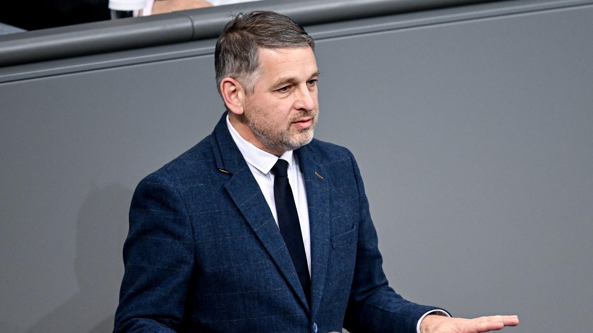 Alexander Müller spricht im Bundestag. 