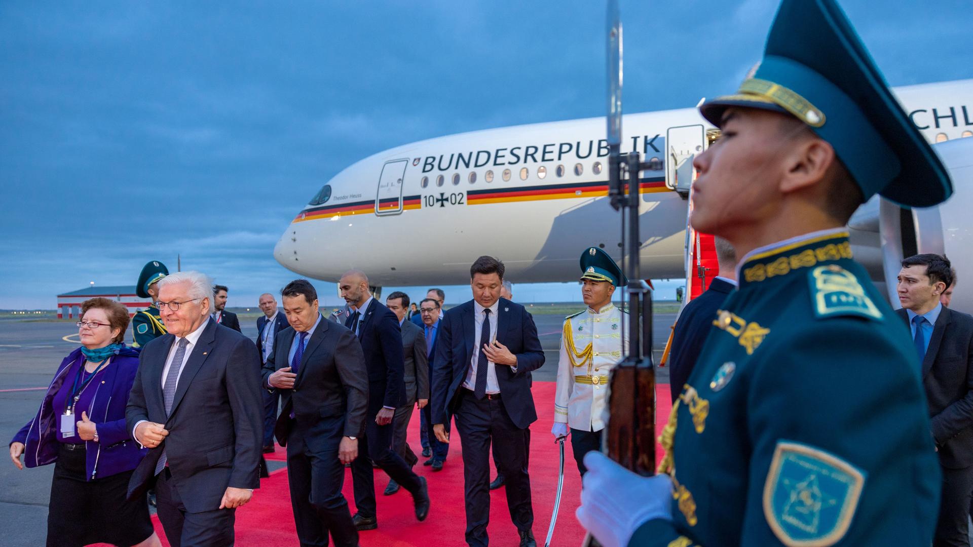 Bundespräsident Frank-Walter Steinmeier am Flughafen von Astana in Kasachstan. Im Hintergrund ist das Flugzeug mit der Aufschrift "Bundesrepublik Deutschland" zu sehen.