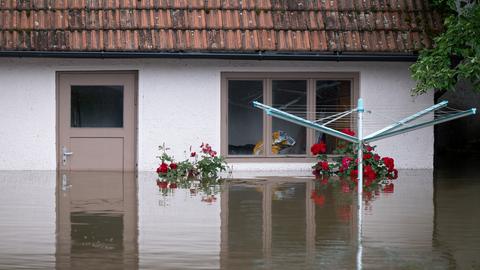 In Reichertshofen in Bayern steht das Wasser bis zum Fenstersims eines Hauses