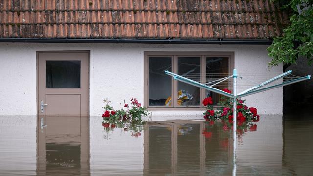 In Reichertshofen in Bayern steht das Wasser bis zum Fenstersims eines Hauses