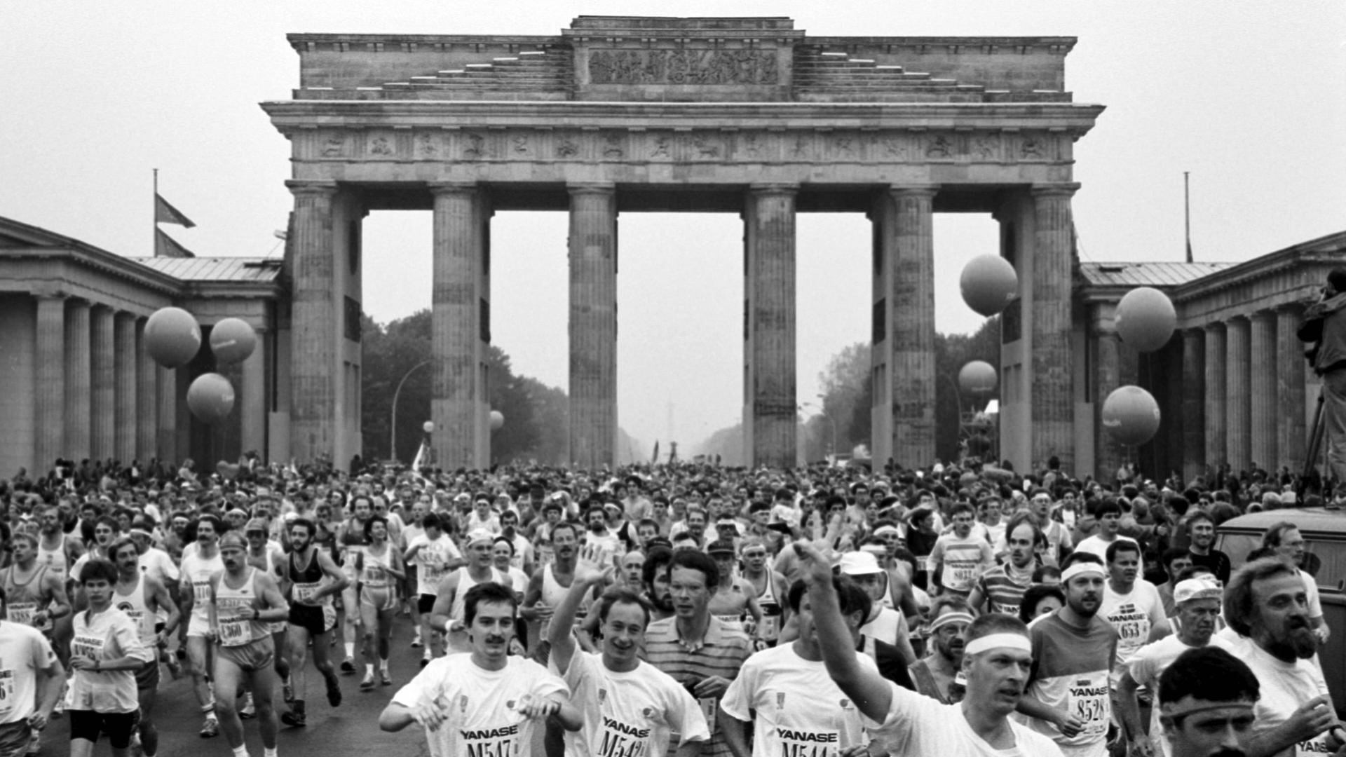 Berlin Marathon 1990, hunderte Läuferinnen und Läufer beim Start vor dem Brandenburger Tor.