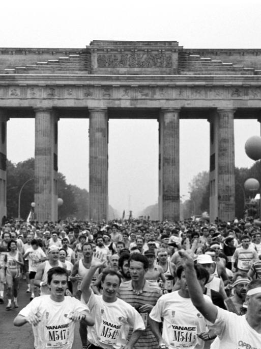 Berlin Marathon 1990, hunderte Läuferinnen und Läufer beim Start vor dem Brandenburger Tor.