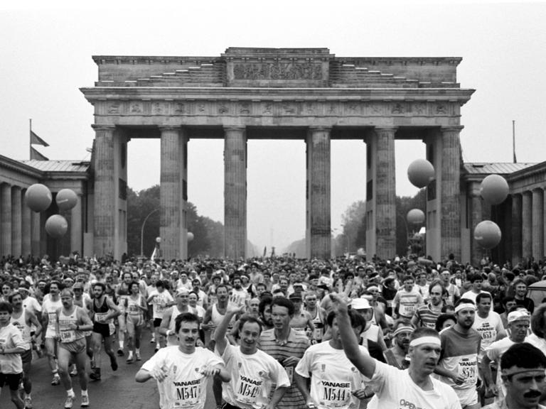 Berlin Marathon 1990, hunderte Läuferinnen und Läufer beim Start vor dem Brandenburger Tor.