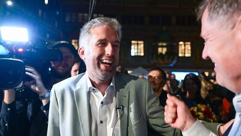 Boris Palmer, der alte und neue Oberbürgermeister von Tübingen, kommt nach seiner Wiederwahl auf den Marktplatz und empfängt Glückwünsche.  