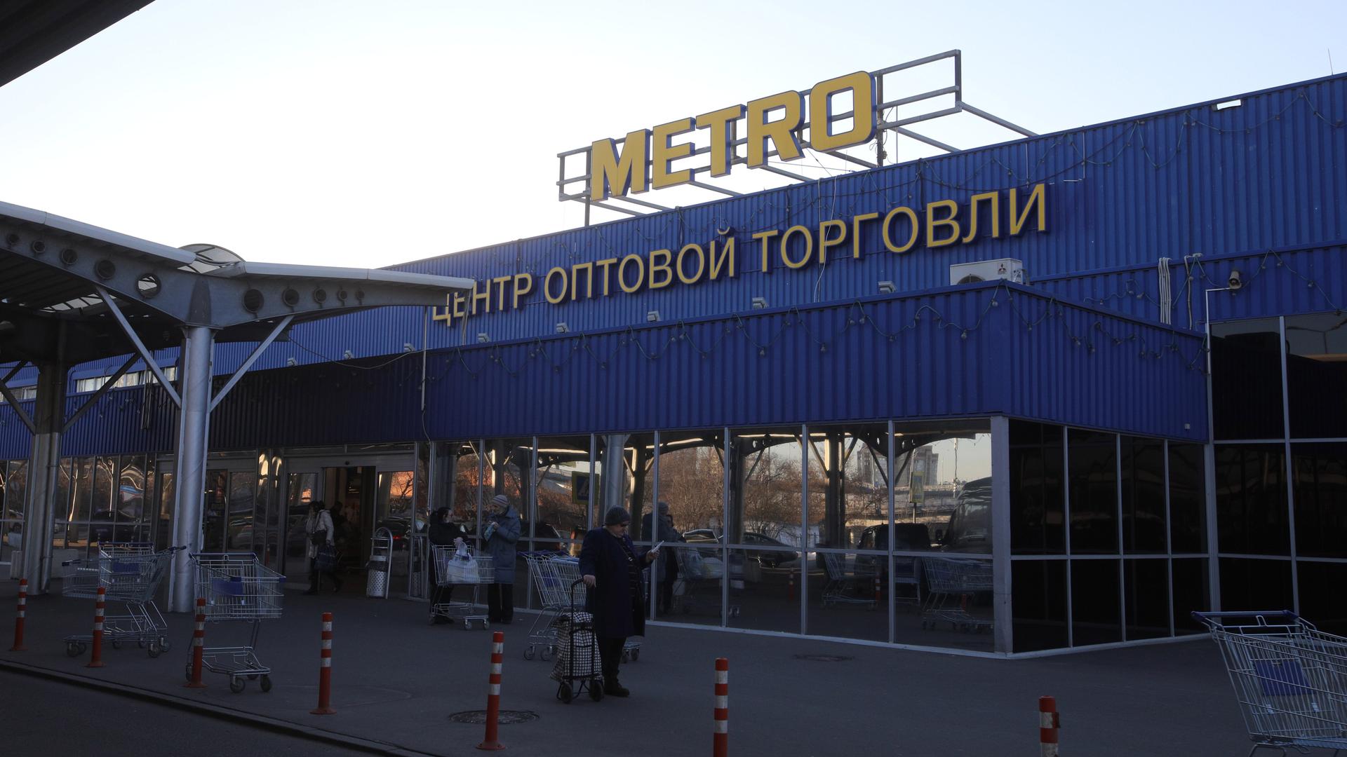 Logo eines Metro Cash & Carry-Marktes auf einem Gebäude im Stadtteil Rostokino in Moskau.