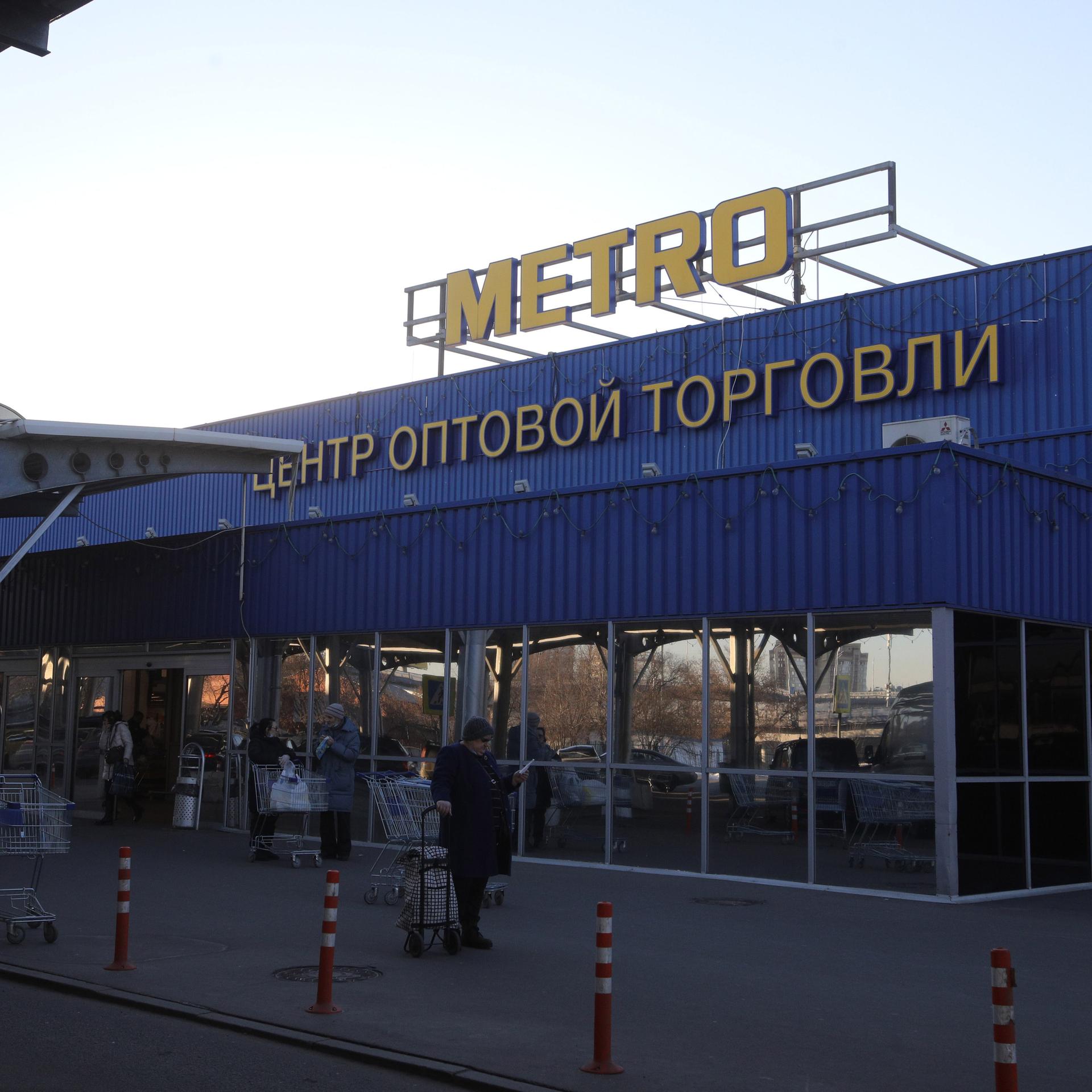 Logo eines Metro Cash & Carry-Marktes auf einem Gebäude im Stadtteil Rostokino in Moskau.