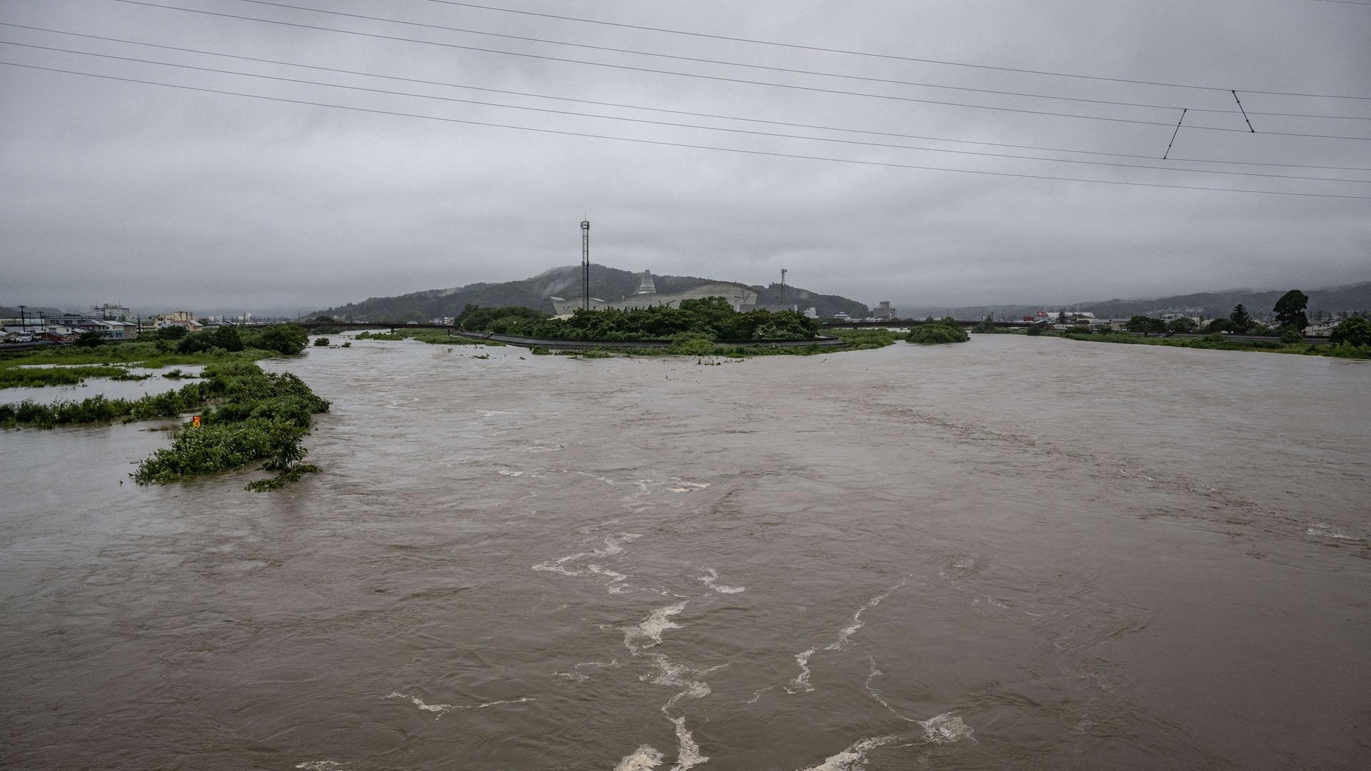 Der Fluss Osanai in der japanischen Region Iwate ist stark angestiegen