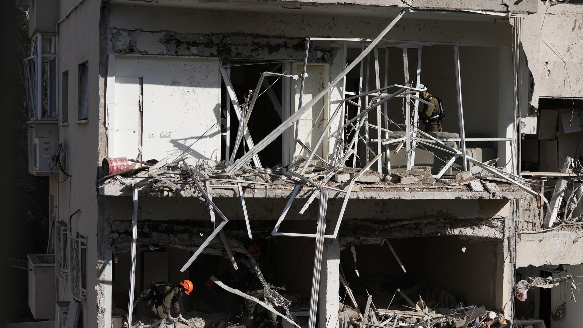 Israelische Sicherheits- und Rettungskräfte reagieren am Ort eines iranischen Raketenangriffs in Tel Aviv an einem beschädigten Gebäude. 