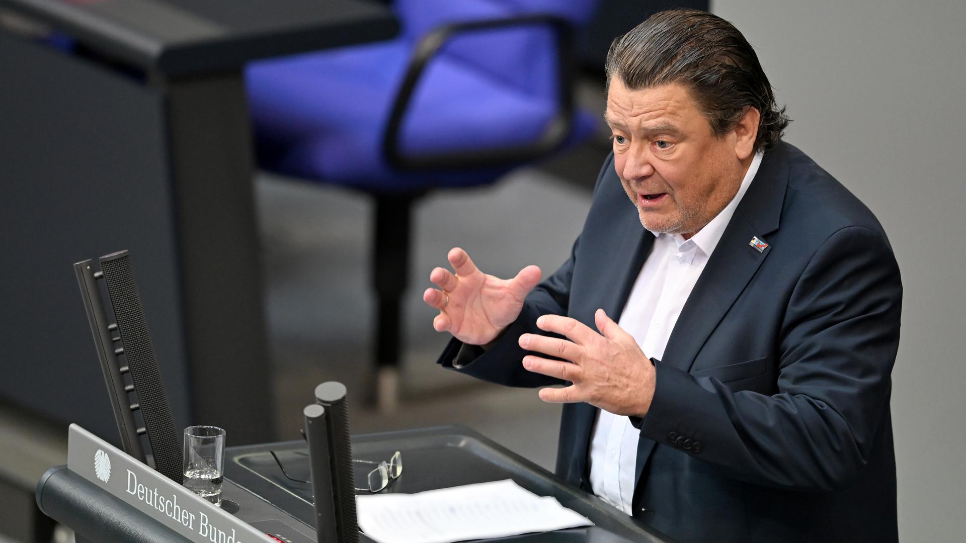 Stephan Brandner (AfD) spricht im Plenarsaal des Bundestag.