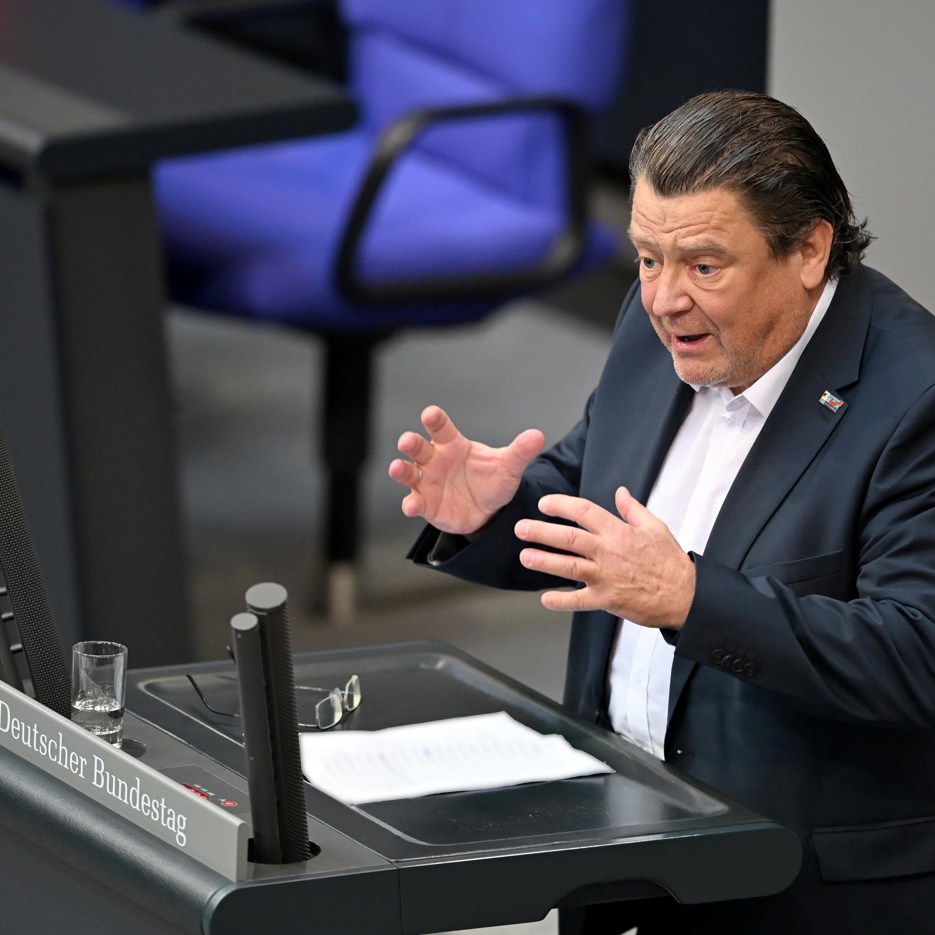 Stephan Brandner (AfD) spricht im Plenarsaal des Bundestag.