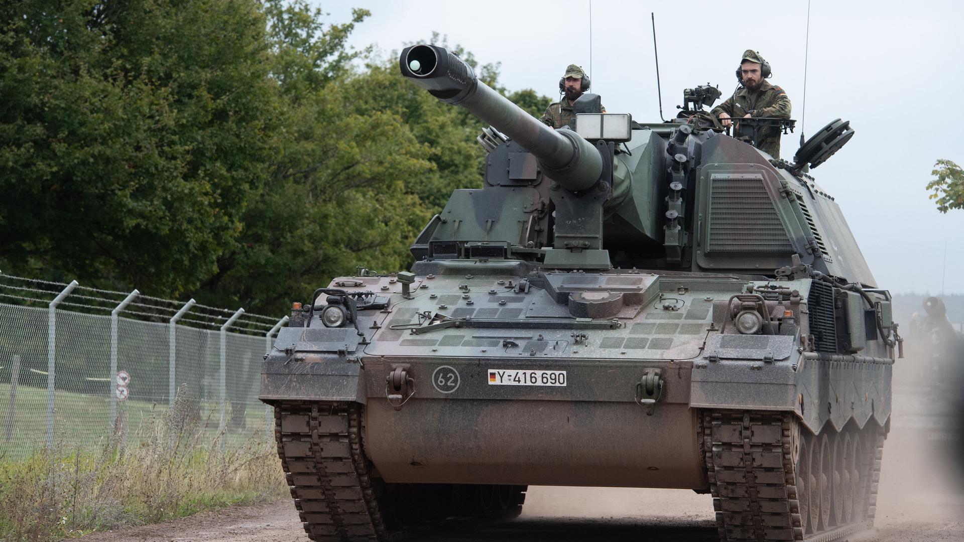 Soldaten fahren mit einer Panzerhaubitze 2000, Bundesverteidigungsminister Boris Pistorius besucht die Artillerieschule in Idar-Oberstein am 16.09.2024,