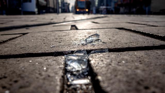 Zerbrochenes Glas liegt auf einer Straße im Stadtzentrum von Mannheim