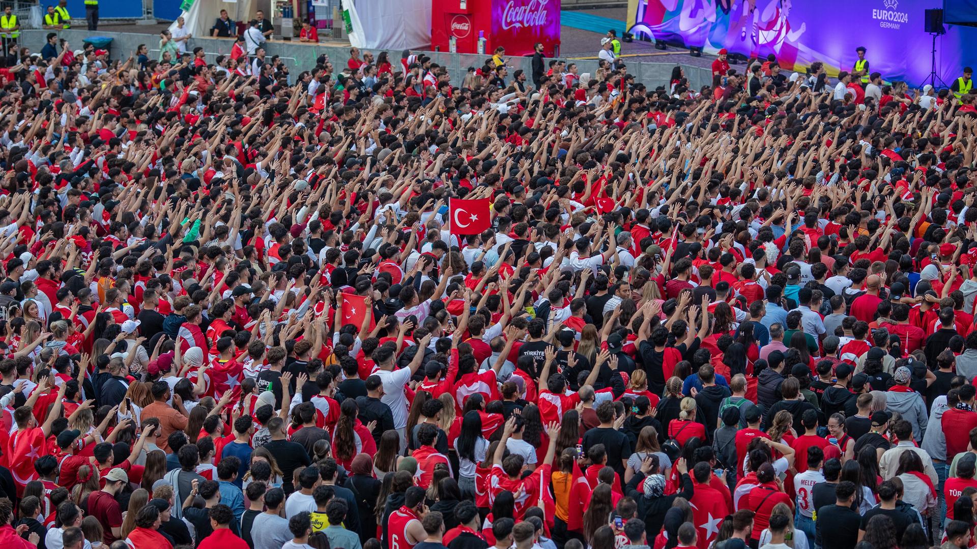Zahlreiche türkische Fans sehen sich beim Public Viewing auf dem Schlossplatz in Stuttgart das EM-Fußballspiel zwischen der Türkei und Tschechien an. Zahlreiche türkische Fans sehen sich beim Public Viewing auf dem Schlossplatz in Stuttgart das EM-Fußballspiel zwischen der Türkei und Tschechien an.